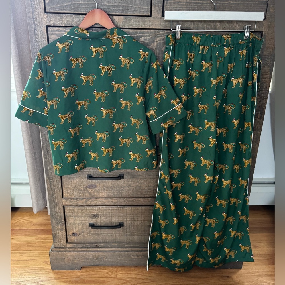 Bouffants & Broken Hearts Green Leopard Pajama Set, Size L - Picture 6 of 9